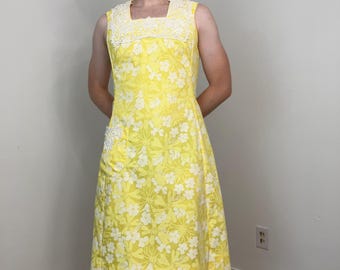 Vestido recto con estampado floral amarillo característico de Lilly/Lilly Pulitzer de los años 60