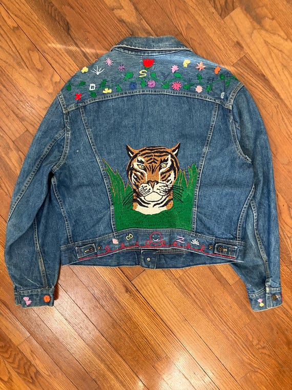 Jaqueta jeans Lee dos anos 70 com flores bordadas à mão e cabeça