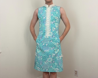 Vestido recto azul con estampado floral de Lilly Pulitzer, estilo vintage de los años 60.