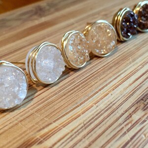 Pendientes de drusa de cuarzo auténtico envueltos en alambre y rellenos de oro de 14 quilates