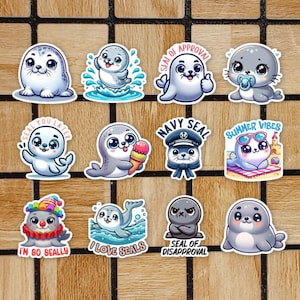 Può includere: Un set di 12 adesivi di foche di cartoni animati carini con diverse espressioni e frasi. Gli adesivi mostrano foche con cappelli, occhiali da sole e che tengono coni gelato. Alcune delle frasi includono "Seal You Later", "Navy Seal", "Summer Vibes" e "I'm So Seally".