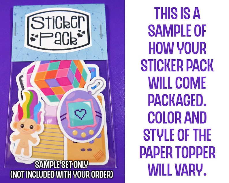 Op de afbeelding: Een voorbeeld van een stickerpakket met verschillende ontwerpen, waaronder een regenboog-troll, een Tamagotchi en een Rubik's Cube. Het stickerpakket is verpakt in een doorzichtige plastic zak met een kleurrijke papieren topper waarop "Sticker Pack" staat. De tekst "SAMPLE SET ONLY (NOT INCLUDED WITH YOUR ORDER)" staat onderaan de zak gedrukt. Dit is een voorbeeld van hoe uw stickerpakket wordt verpakt. De kleur en stijl van de papieren topper kunnen vari&euml;ren.