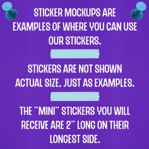 Op de afbeelding: Paarse achtergrond met witte tekst die uitlegt dat de stickermockups niet op ware grootte zijn, maar voorbeelden zijn van waar de stickers kunnen worden gebruikt. De tekst vermeldt ook dat de "mini" stickers 5 cm lang zijn aan hun langste zijde.
