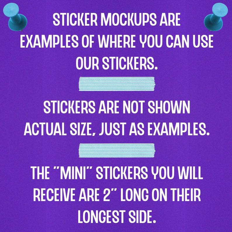 Op de afbeelding: Paarse achtergrond met witte tekst die uitlegt dat de stickermockups niet op ware grootte zijn, maar voorbeelden zijn van waar de stickers kunnen worden gebruikt. De tekst vermeldt ook dat de "mini" stickers 5 cm lang zijn aan hun langste zijde.