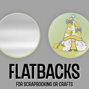 K&ouml;nnte beinhalten: Zwei runde Flachrundkn&ouml;pfe mit einem Durchmesser von 2,5 cm. Ein Knopf zeigt einen gelben und wei&szlig;en Zwerg mit einem Zitronenhut und Zitronen. Der andere Knopf ist leer.  FLATBACKS ZUM SCRAPBOOKING ODER BASTELN.