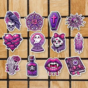 Juego de 12 pegatinas góticas - Paquete de pegatinas de vinilo - Regalos para chicas góticas - Bonita decoración gótica - Pegatinas para portátiles - Pegatinas para botellas de agua - Ataúd de cuervo