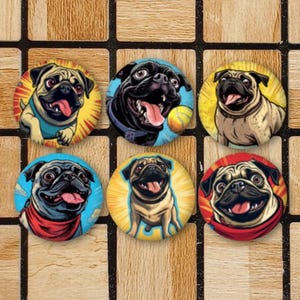 Può includere: Sei bottoni rotondi colorati con diverse illustrazioni di cani pug. Ogni bottone ha un colore di sfondo diverso e un'espressione di cane pug diversa. I bottoni sono disposti in una griglia su una superficie di legno.