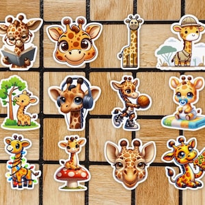 Peut inclure: Un ensemble de douze autocollants découpés représentant des girafes de dessin animé dans diverses activités, notamment la lecture d'un livre, le port d'un casque, le basket-ball, assises sur un champignon, avec un chapeau et mangeant une pizza.