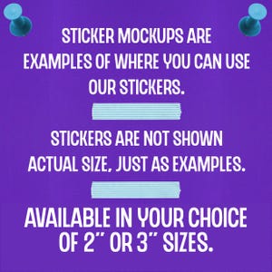 Puede incluir: Fondo morado con chinchetas azules sujetando un papel blanco con el texto "STICKER MOCKUPS ARE EXAMPLES OF WHERE YOU CAN USE OUR STICKERS. STICKERS ARE NOT SHOWN ACTUAL SIZE, JUST AS EXAMPLES. AVAILABLE IN YOUR CHOICE OF 2" OR 3" SIZES."