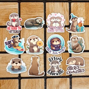 Op de afbeelding: Een set van 10 kleurrijke stickers met schattige otterillustraties met verschillende spreuken, waaronder "Wees aardig tegen otters", "Surfen is hot!" en "Volledig uitgeput".
