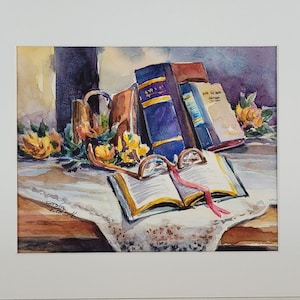 Dipinto originale ad acquerello raffigurante una natura morta con fiori gialli e libri, realizzato dall'artista dell'Oklahoma Carson Schardt - Arte murale eclettica pronta per essere incorniciata
