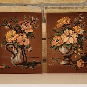Par de pinturas originais vintage de flores em vasos em papelão de veludo flocado - Floral 1960s Retro MCM Mid Century PBNs