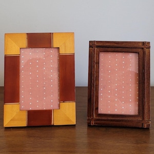 Vintage Set mit zwei hölzernen Foto-Bilderrahmen für 4x6 - Glas und Klappständer - zweifarbiges Holz, modernes geometrisches Design - vielseitiges Dekor
