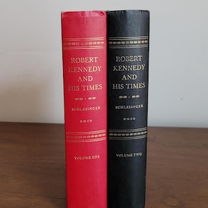 Vintage Sammlerbücher von 1978 - Robert Kennedy und seine Zeiten von Arthur Schlesinger in zwei Bänden - rote und schwarze Bücher - amerikanische Geschichte