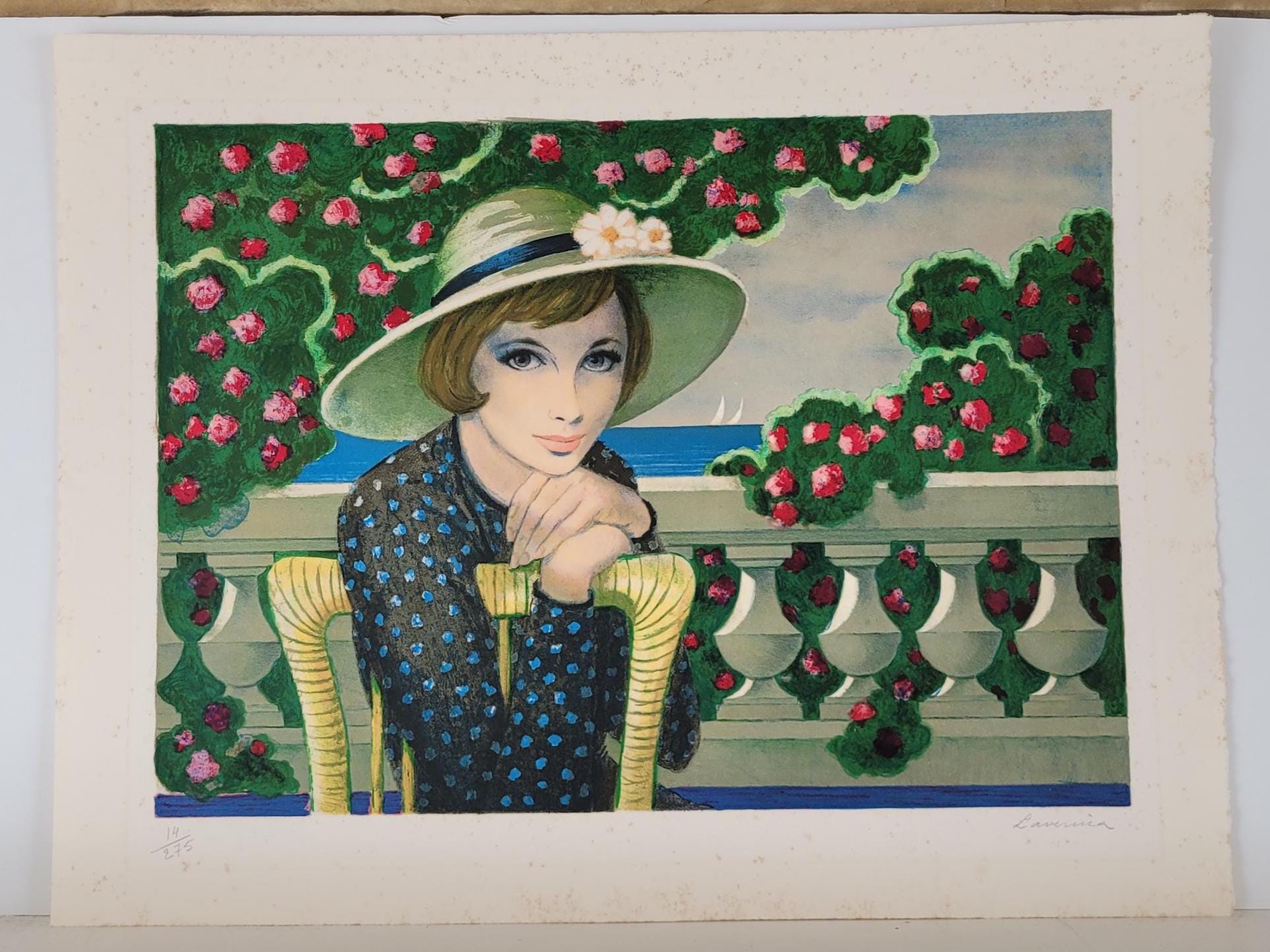 アンジェリーナ・ラヴェルニア作ヴィンテージカラーリトグラフ「帽子を