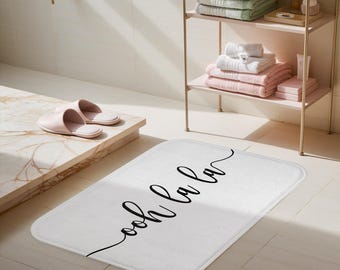 Alfombra de baño Ooh La La: decoración moderna para el baño en blanco y negro