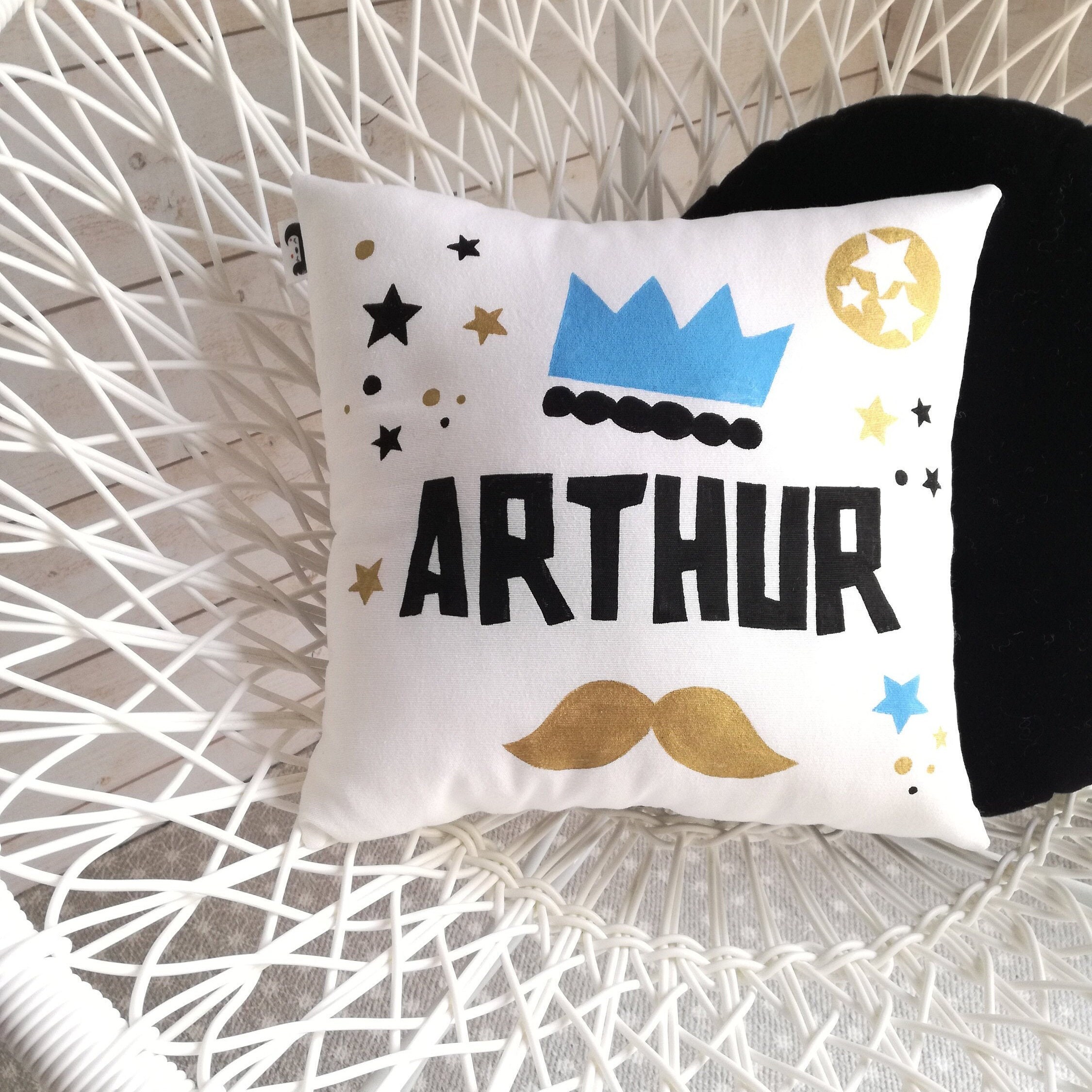 Coussin Carré Objet Déco Personnalisé Prénom Garçon Motif Moustache Coloris Bleu et Doré