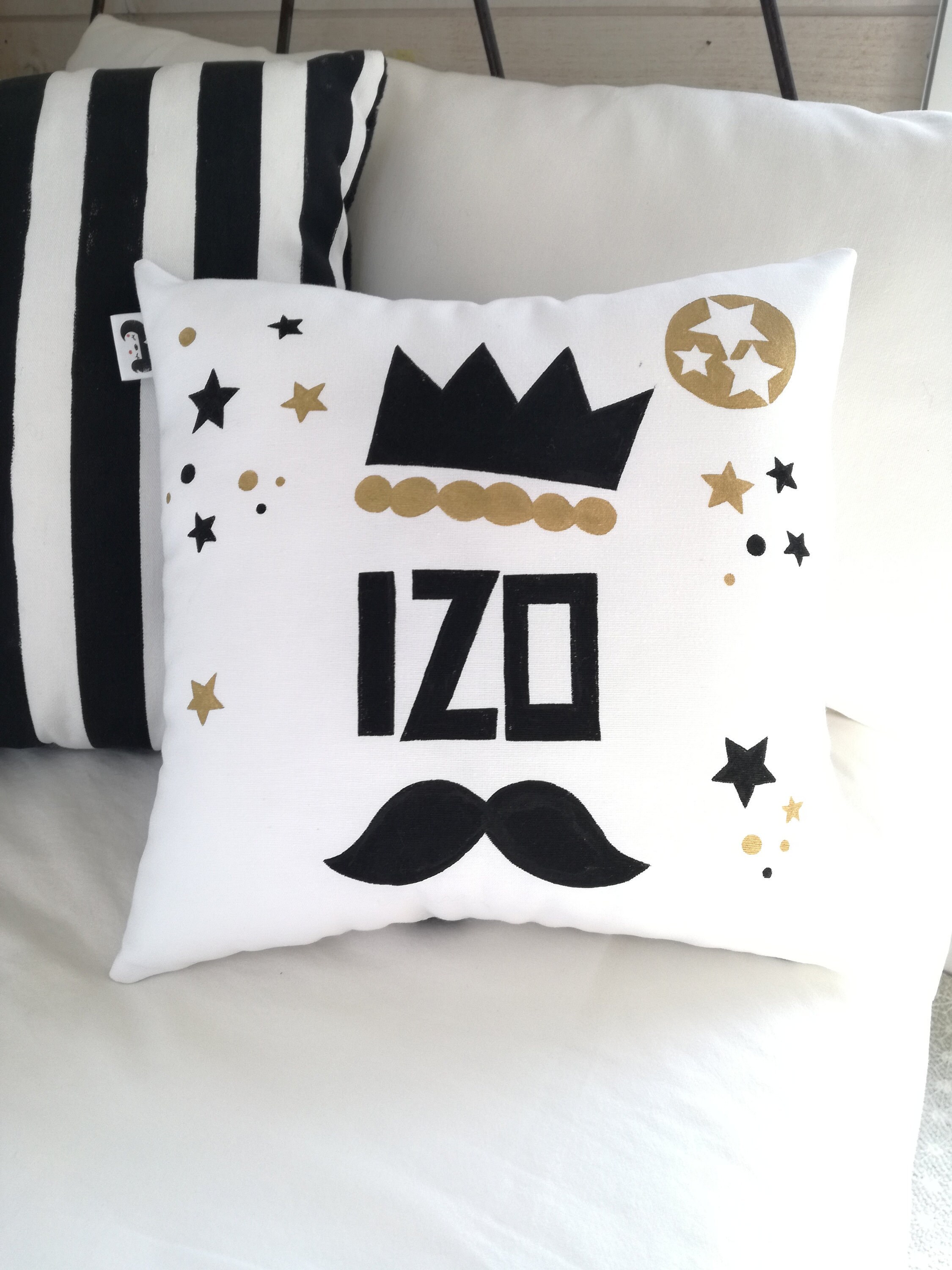 Coussin Enfant Personnalisable Thème Moustache Coloris Noir et Blanc
