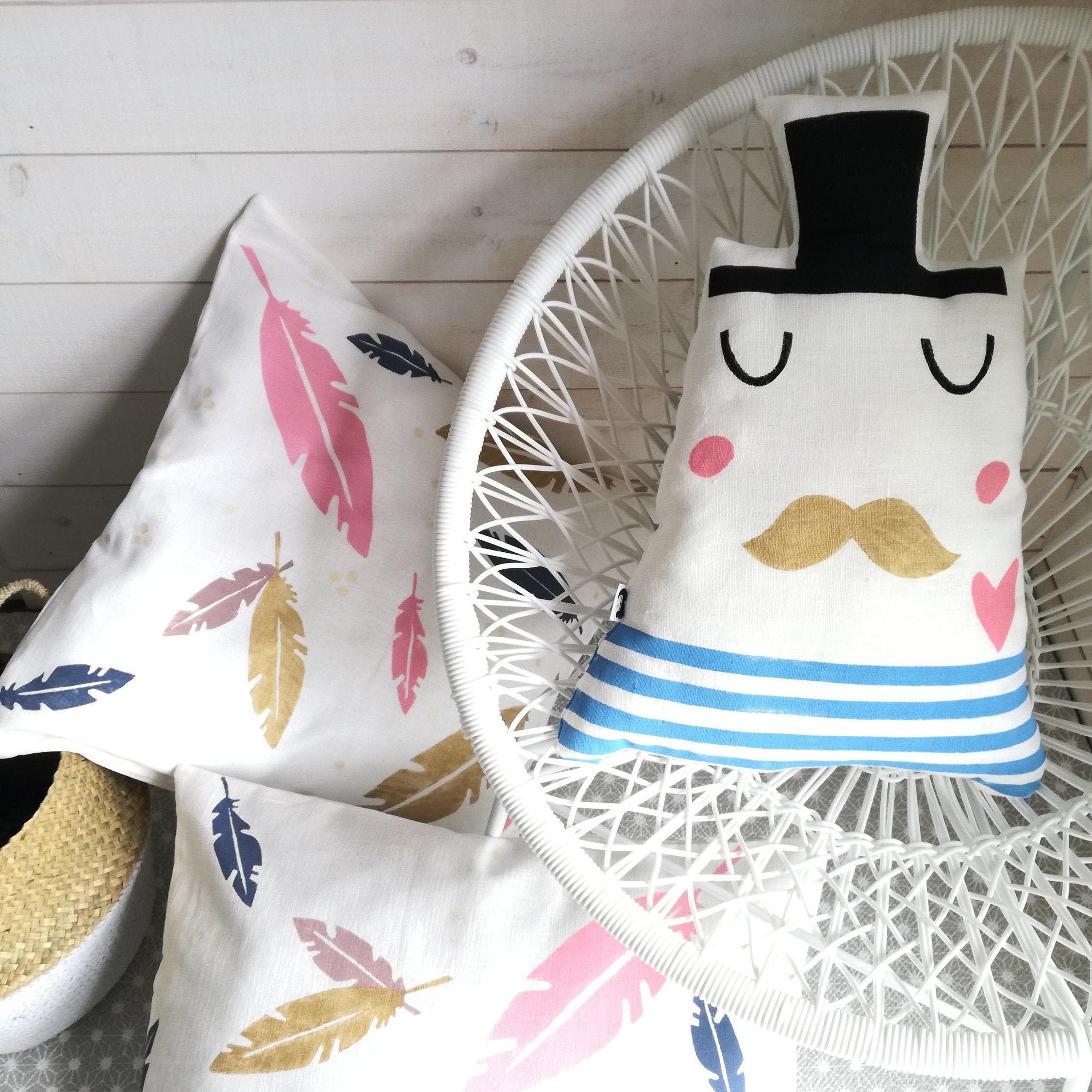 Accessoire Décoration Chambre Enfant Coussin Bonhomme Rigolo avec Des Grands Moustaches