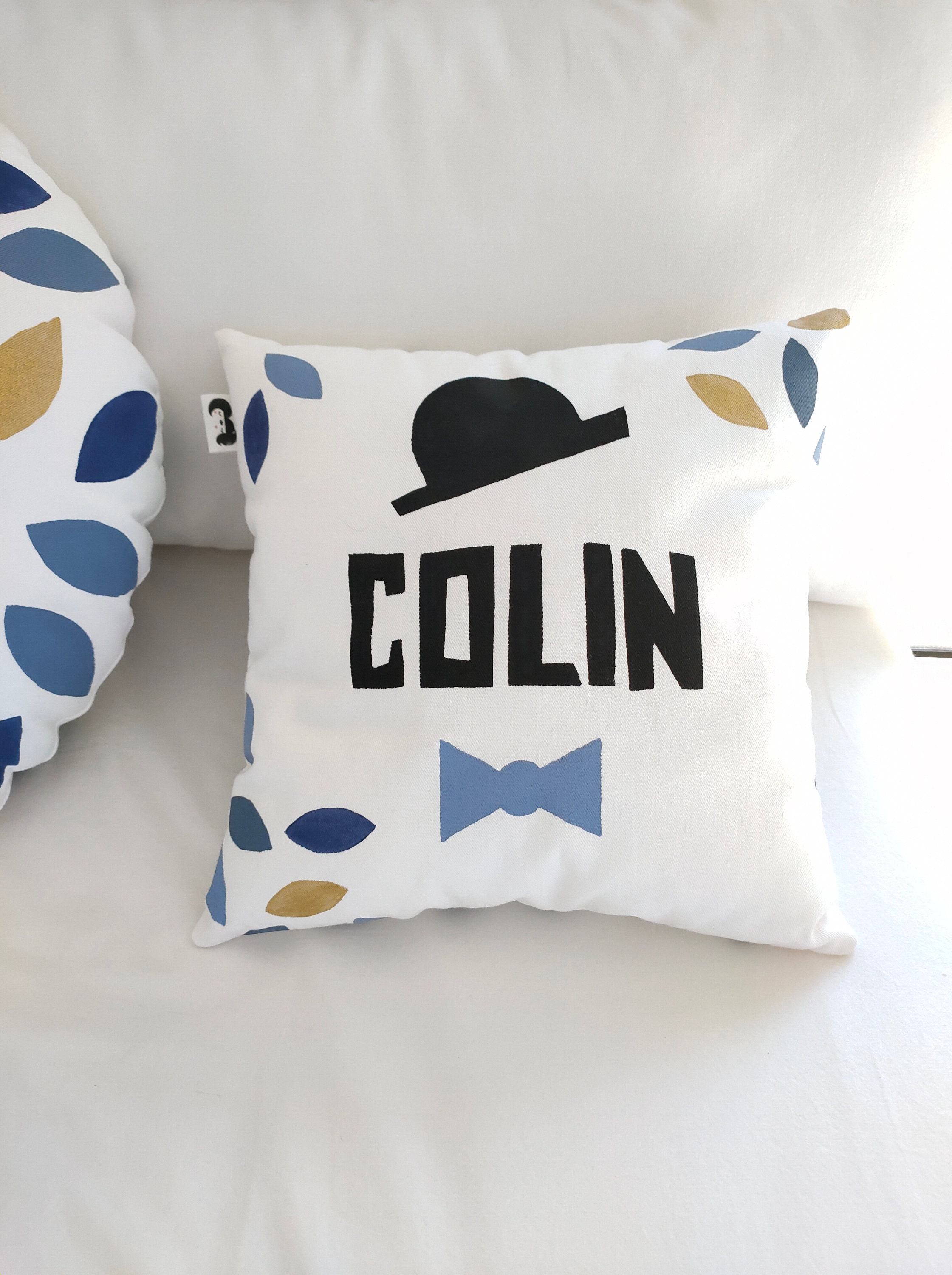 Coussin Prénom Décoration Chambre Petit Garçon Nœud Papillon Chapeau Melon Coloris Bleu