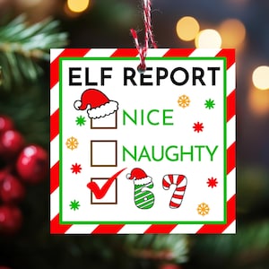 Puede incluir: Adorno navideño cuadrado con rayas diagonales rojas y blancas, borde verde y las palabras "ELF REPORT". El adorno presenta un gorro de Papá Noel, copos de nieve y un bastón de caramelo. La palabra "NICE" está marcada y "NAUGHTY" no está marcada.