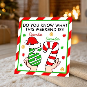 Op de afbeelding: Een vierkante kerstkaart met een rood-witte gestreepte rand en de tekst "DO YOU KNOW WHAT THIS WEEKEND IS?!" De kaart toont de cijfers 6 en 7, versierd als een kerstmuts en zuurstok, met het woord "December" eronder. De kaart wordt door twee handen vastgehouden.