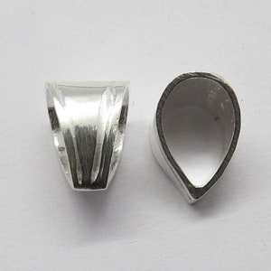 Könnte beinhalten: Zwei silberfarbene Anhängerösen, eine mit strukturiertem Design und die andere glatt, zum Schmuckmachen.