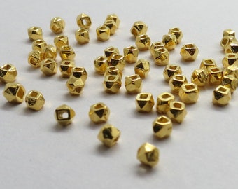50 piezas de cuentas de pepitas facetadas de plata de ley 925, 2 mm, oro vermeil de 22 k sobre cuentas hexagonales de plata