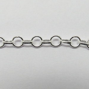 Op de afbeelding: Een zilveren ketting met ronde schakels. De ketting is gemaakt van metaal en heeft een gepolijste afwerking.