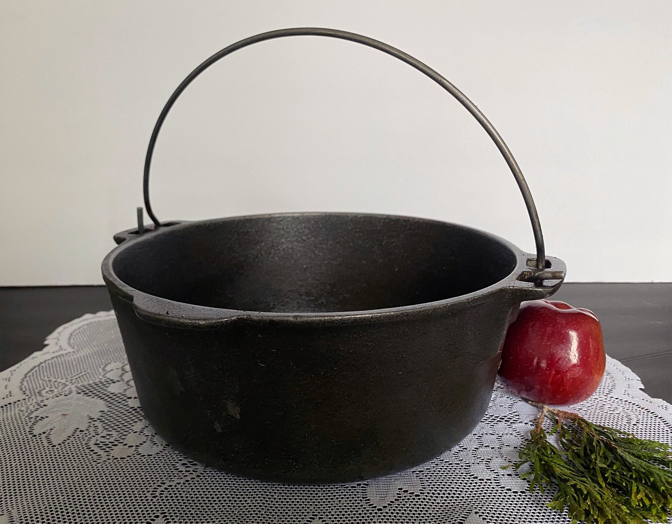 Vintage Wagner 5 quart Cast Iron Dutch Oven 1891 With Glass Lid and Bail  Handle