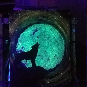glow in the dark maan, wolf schilderen, glow in the dark, wolf huilt naar de maan, kunst aan de muur