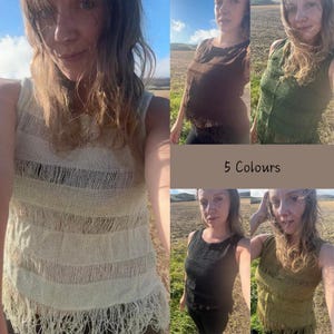 Puede incluir: Se muestran cinco tops sin mangas de tejido abierto con dobladillos con flecos en crema, marrón, verde, negro y verde oliva. Se muestra el texto "5 Colores". Los tops parecen hechos a mano.