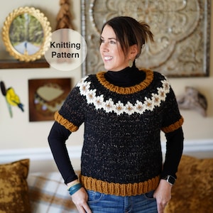 Może przedstawiać: Czarny i brązowy dzianinowy sweter z białym i beżowym geometrycznym wzorem wokół dekoltu. Sweter ma krótkie rękawy oraz prążkowany dół i mankiety w kontrastującym beżowym kolorze. Napis "Knitting Pattern" znajduje się w białym okręgu.