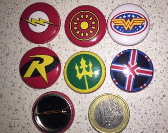 6 super Heroes, pins, badges
