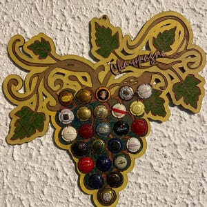Champagne capsule/wire holder with 20 pieces.