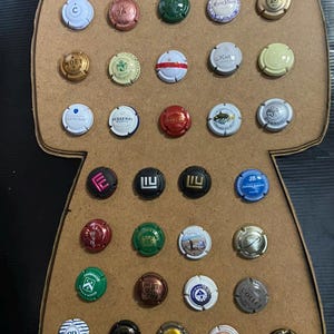 Champagne capsule/wire holder with 32 pieces.