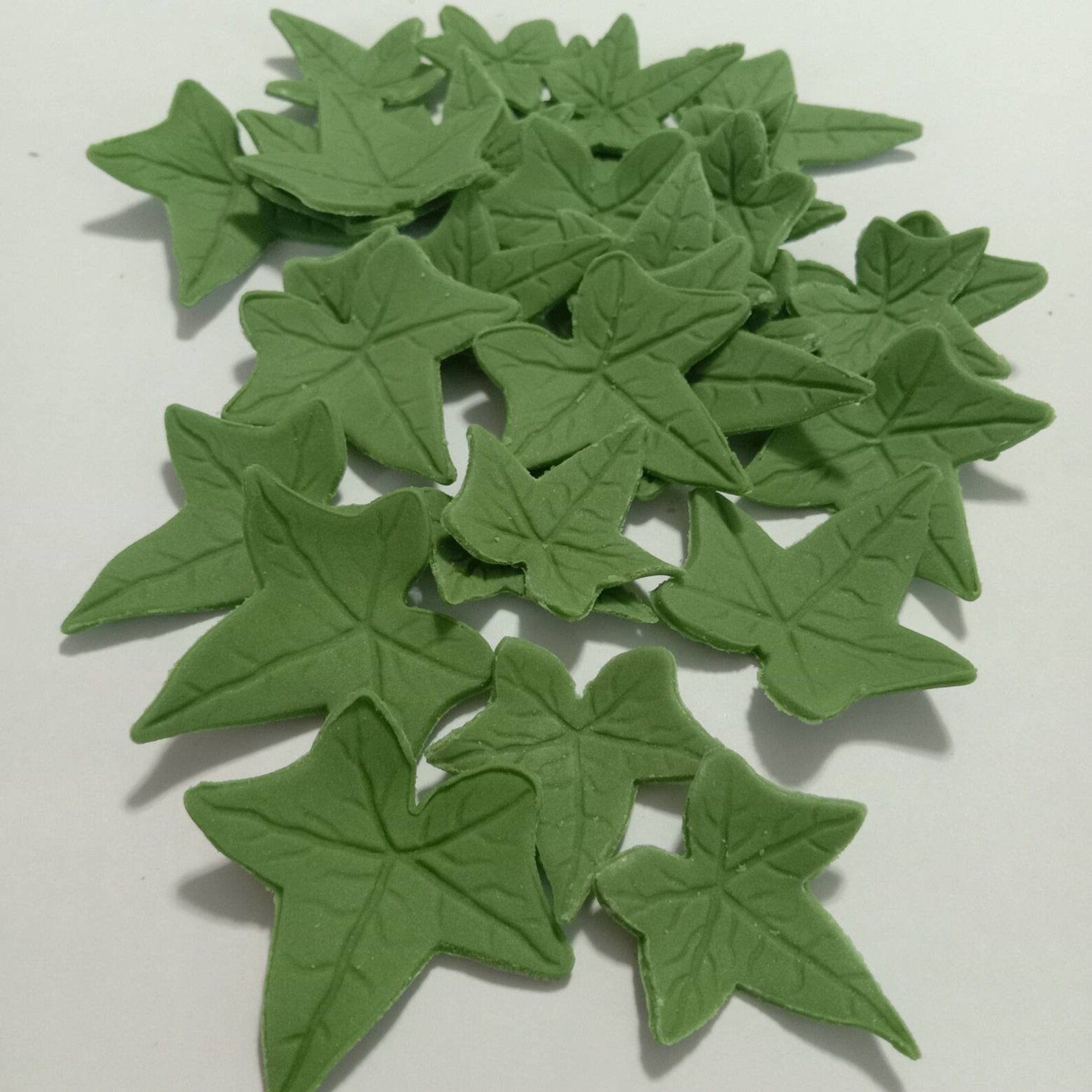 50 Sugar ivy leaves for cakes edible leaves gumpaste leaves Etsy
