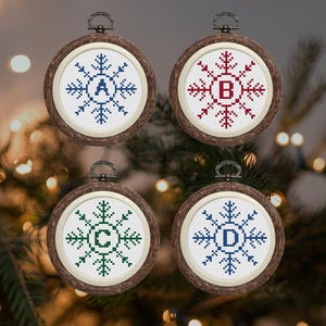 "Personalisierte Weihnachtsverzierung Kreuzstichmuster, Schneeflocke Alphabet gezählter Kreuzstich-Sampler, Feiertagsdekor - 2", ""3" oder 4""Reifen."