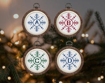 Patrón de punto de cruz con el alfabeto de copos de nieve: Adorno navideño personalizado (patrón PDF)