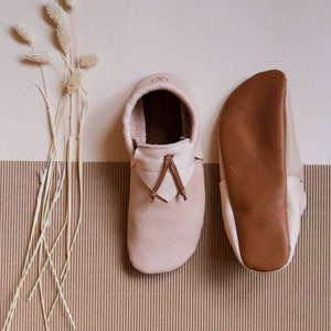 Lederhausschuhe, Moccasins, Slippers, Lederpuschen, Moccs, Hausschuhe, Bioleder -Sand/Cognac