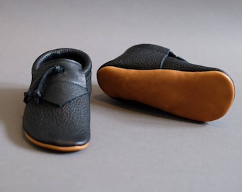 First walking shoes, crawling shoes, children's slippers, children's shoes, slippers, moccasins, leather slippers, organic leather - black