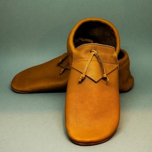 leather leathershoes barefootshoes organicleather indoorslippers mokassins moccasins moccs unisex shoes