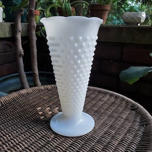 Vintage White Milk Glass Hobnail Jarrón