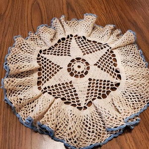 Vintage off white kanten rond kleedje met ruches en een blauwe rand
