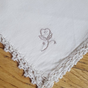 Vintage Cloth Napkin Set of 4 Embroidered Flower with Crochet Edging