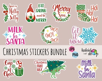 Könnte beinhalten: Ein Set mit 12 Weihnachtsaufklebern mit verschiedenen festlichen Motiven, darunter ein Gnom, ein Weihnachtsbaum, ein Dinosaurier, ein Strumpf, eine Schneeflocke und ein Zuckerstange. Die Aufkleber sind alle weiß mit bunten Designs und Text. Der Text enthält Sätze wie "Frohe Weihnachten", "Milch für den Weihnachtsmann", "Lass es schneien" und "Ho! Ho! Ho!"
