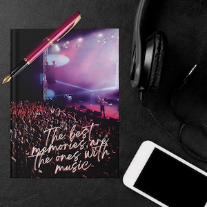 Konzerttagebuch The Best Memories Are The Ones With Music Hardcover liniert Mattes Memory Book - Geschenk für Musikliebhaber & Konzertfreunde