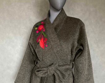 Płaszcz kimono 100% wełna alpaka zielony khaki zdobiony kwiatami.