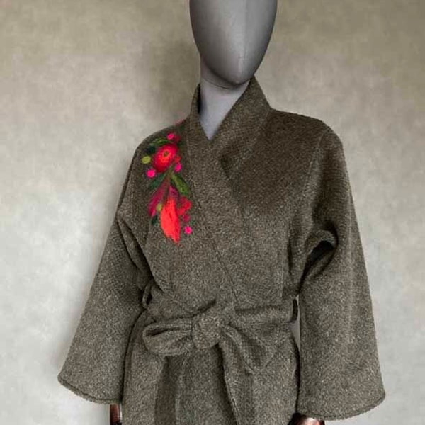 Kimono Płaszcz 100% wełna alpaka zielony kaki zdobiony kwiatami.