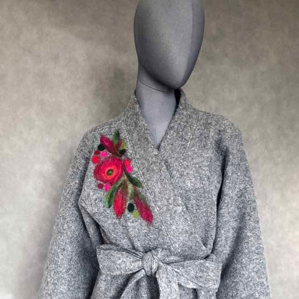 Płaszcz kimono wełna zdobione kwiatami filcowane na sucho wełną czesankową.